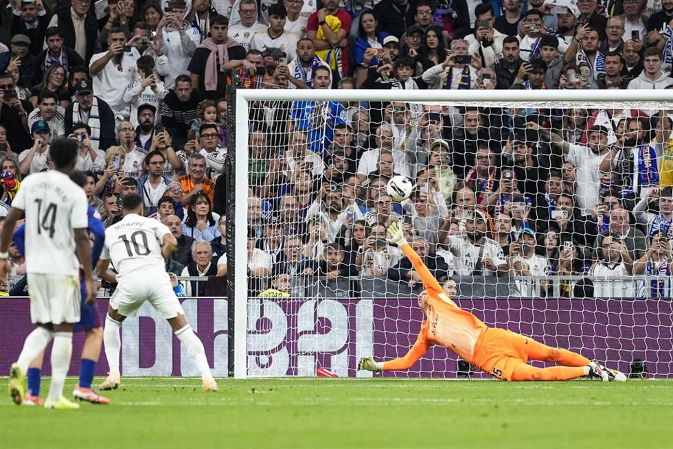 Wojciech Szczesny (FC Barcelona) detiene un penalti a Kylian Mbappé en el Clásico de Liga en el Santiago Bernabéu