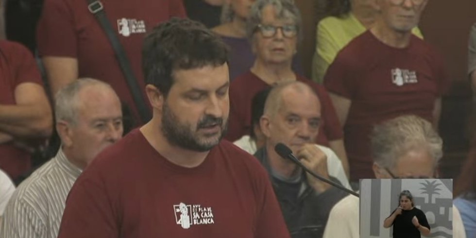 El portavoz de la Asociación de Vecinos de Es Pla de sa Casa Blanca, Pere Sansó, en el pleno del Ayuntamiento de Palma de este jueves.