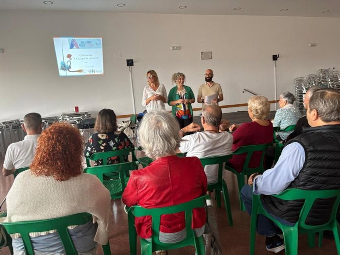 La conferencia 'Y a ti, ¿qué te cantaron?' celebrada en el Centro de Día Luis Velázquez Peña de Alcalá de Guadaíra (Sevilla)