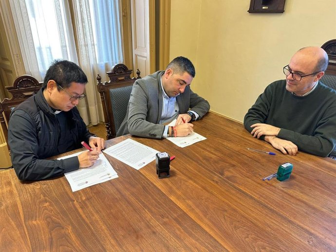 El alcalde de Ribaforada, Tirso Calvo, y el párroco de San Bartolomé Apóstol, Huynh Nguyen, firman el contrato de cesión.