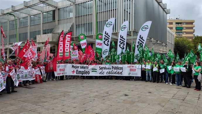 Protesta de UGT, CCOO y CSIF contra el Gobierno por la congelación salarial en este 2025.
