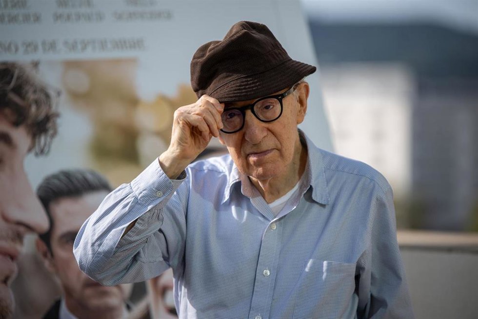 Archivo - El director de cine Woody Allen posa en el photocall de la película Cuestión de suerte, en el hotel ME Barcelona, a 18 de septiembre de 2023, en Barcelona, Catalunya (España).
