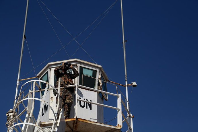 Archivo - Arquivo - Um "capacete azul" da Força Interina das Nações Unidas no Líbano (UNIFIL) em um posto de observação no Líbano.