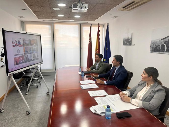 El consejero de Fomento e Infraestructuras, Jorge García Montoro, junto al secretario general, José Francisco Lajara, y la directora general de Vivienda, María Dolores Gil, hoy durante la reunión telemática de la Conferencia Sectorial de Vivienda