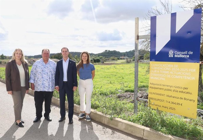 El presidente del Consell de Mallorca, Llorenç Galmés, y la consellera insular de Promoción Económica y Desarrollo Local, Pilar Amate, visitan varios proyectos en Vilafranca de Bonany.