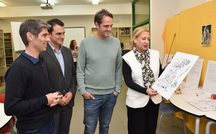 De izda a dcha, Aguirre De Pablo, Delibes y de De Gregorio en el Instituto de Almazán (Soria) .