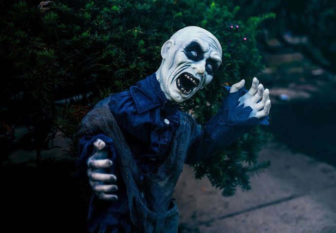 Archivo - 31 October 2020, US, Oakwood: A scary Halloween decoration stands at the entrance of a house in Volusia Avenue during the Halloween celebrations. Photo: Whitney Saleski/SOPA Images via ZUMA Wire/dpa