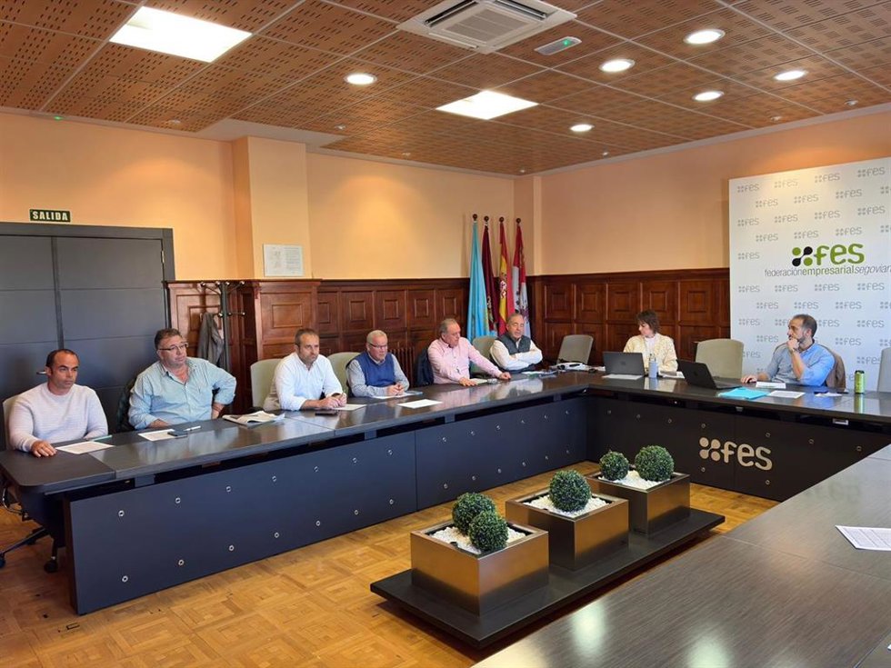 Imagen de una reunión semanal de la Lonja de Segovia.