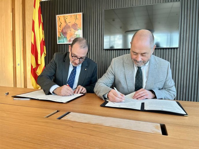 El conseller de Justicia y Calidad Democrática de la Generalitat, Ramon Espadaler, y el presidente del Consell de l'Advocacia Catalana (Cicac), Joan Martínez firman el convenio