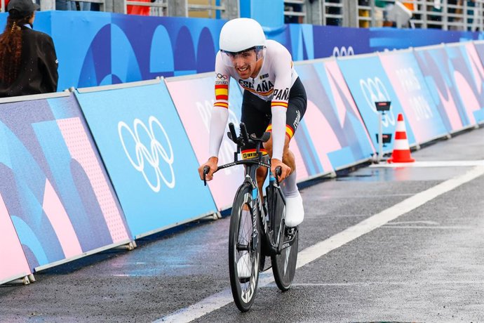 Archivo - LAZKANO LOPEZ Oier (ESP) pedala durante a prova de contrarrelógio individual masculino no primeiro dia dos Jogos Olímpicos Paris 2024 na Pont Alexandre III durante os Jogos Olímpicos Paris 2024 em 27 de julho de 2024, em Paris, Espanha.