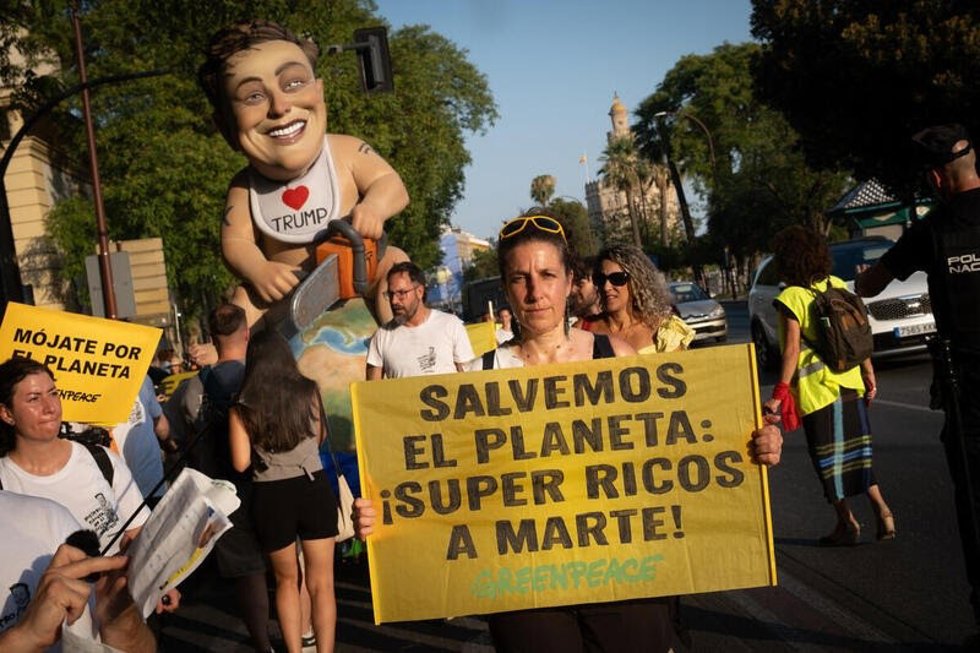 Greenpeace pide un impuesto a ultrarricos para frenar la crisis climática y lanza un videojuego sobre Elon Musk.