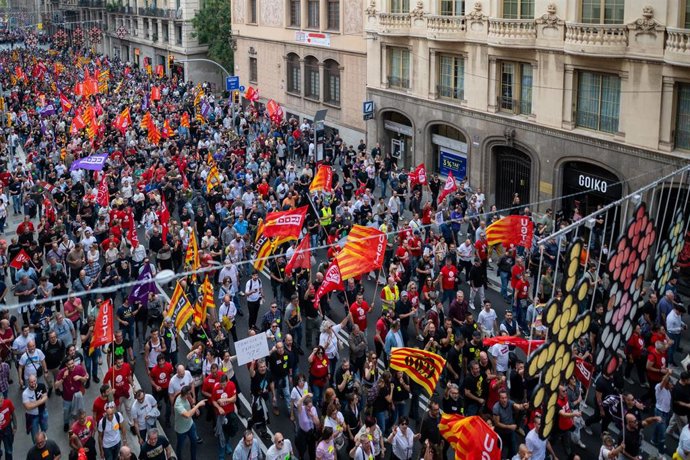 Decenas de personas durante una manifestación del sector del metal en Barcelona.