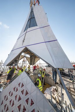 La Sagrada Familia coloca el primer elemento de la cruz de la torre de Jesucristo