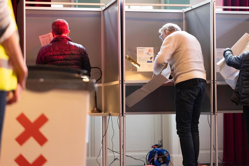 Imagen de archivo de un grupo de electores durante las elecciones legislativas de Países Bajos.