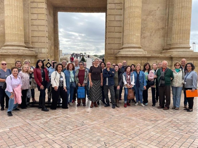 Los mayores en la Puerta del Puente junto a la teniente de alcalde y delegada de Mayores, Eva Contador (centro).