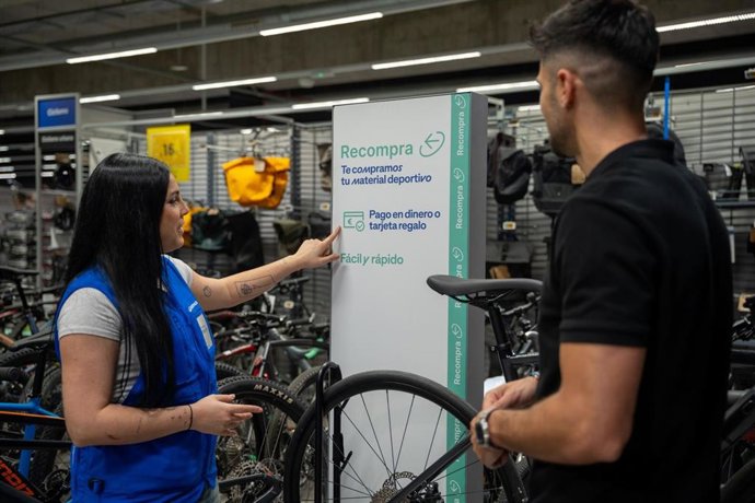 Imagen de un cliente de Decathlon usando el servicio de 'Recompra'