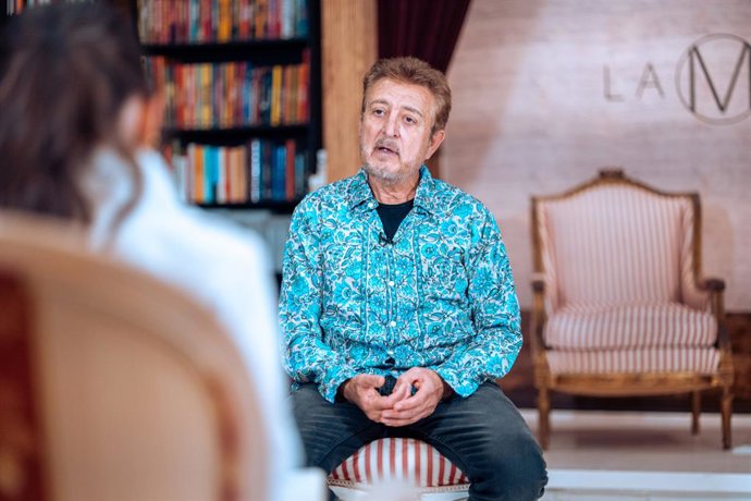 El cantante Manolo García durante una entrevista para Europa Press, a 30 de octubre de 2025, en Madrid (España). El nuevo disco de Manolo García se llama ‘Drapaires Poligoneros’, incluye 15 canciones inéditas y sale a la venta el 31 de octubre.