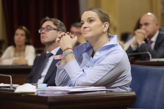 La presidenta del Govern balear, Marga Prohens, durante la segunda jornada del Debate de Política General, en el Parlament balear, a 8 de octubre de 2025, en Palma de Mallorca, Mallorca, Baleares (España). 
