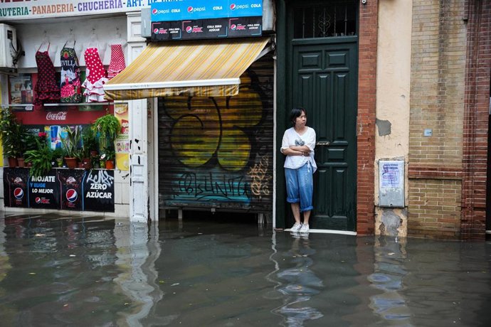 Calles anegadas de agua tras las lluvias torrenciales el miércoles 29 de ocubre en Sevilla.