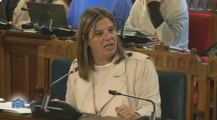 La consejera de Presidencia, Reto Demográfico, Igualdad y Turismo, Gimena Llamedo, interviniendo en la comisión de este jueves en la Junta General.