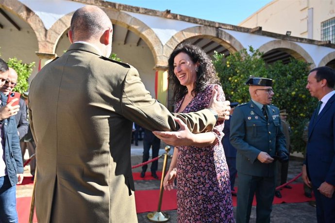 La alcaldesa de Almería, María del Mar Vázquez, saluda al subdelegado de Defensa, José Manuel Lupiani, durante el acto conmemorativo del XXX aniversario de la Subdelegación.