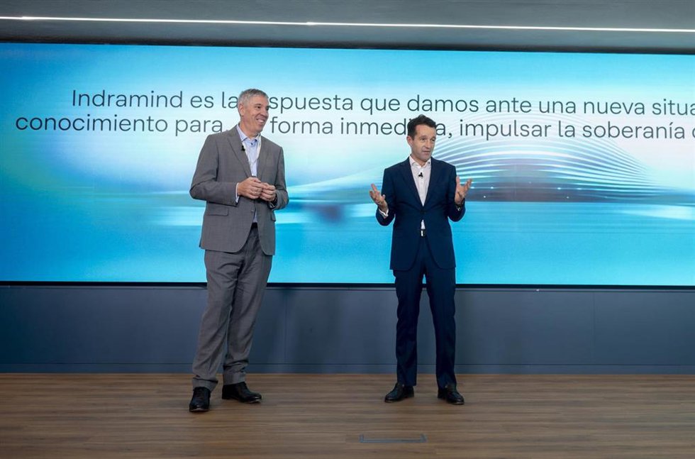 El consejero delegado de Indra Group, José Vicente de los Mozos (i), y el presidente ejecutivo de IndraGroup, Ángel Escribano (d), durante la presentación de IndraMind en la sede de INDRA, a 30 de octubre de 2025, en Madrid (España).