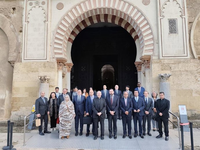 Foto de familia del Consejo Diplomatico de Casa Árabe con el deán del Cabildo Catedral de Córdoba (centro) durante una visita a la Mezquita.