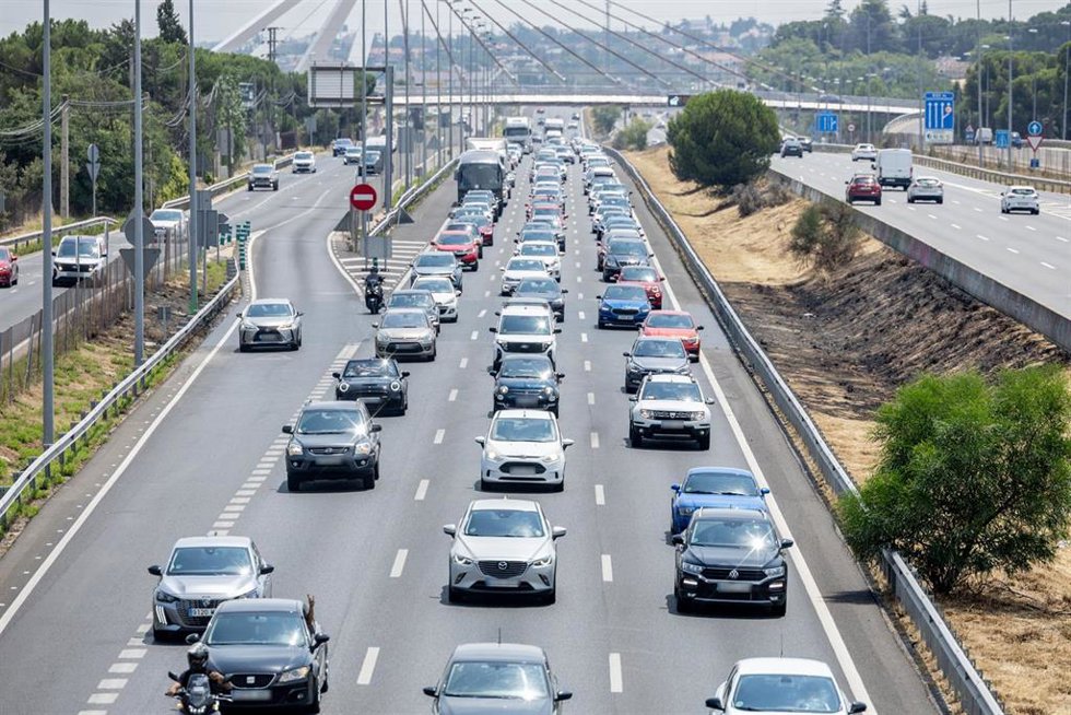 Archivo - Varios vehículos en una autovía