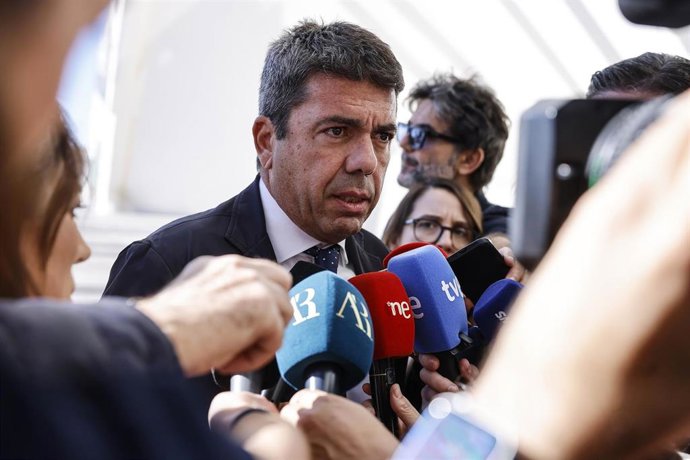 Imagen de archivo del presidente de la Generalitat valenciana, Carlos Mazón, en una atención a los emdios a su llegada a la apertura del Congreso de Cooperatives Agro-alimentàries de la Comunitat Valenciana