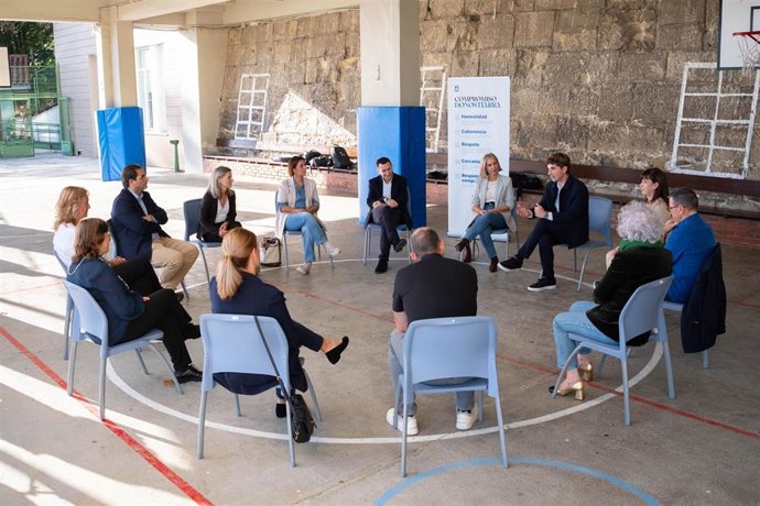 El nuevo alcalde de San Sebastián, Jon Insausti, visitado  la Ikastola Orixe