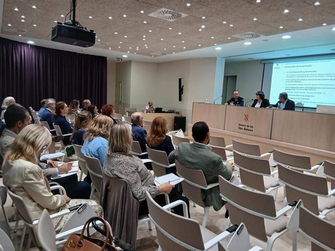 La vicepresidenta y consellera de Presidencia, Coordinación de la Acción de Gobierno y Cooperación Local, Antònia Maria Estalleras, asiste a una jornada de coordinación de emergencias con el Cuerpo Consular en Baleares.