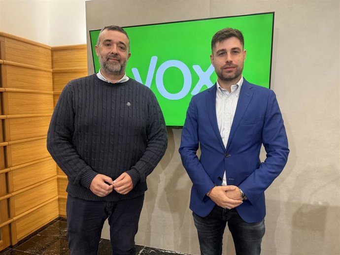 El diputado provincial de Vox, Rafael Saco (izda.), y el concejal de Vox en Baena Eduardo Molleda.