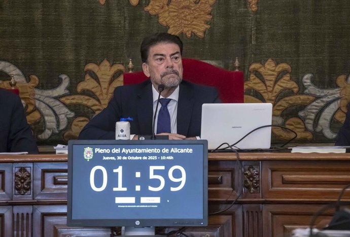 El alcalde de Alicante, Luis Barcala, durante el pleno ordinario del 30 de octubre de 2025