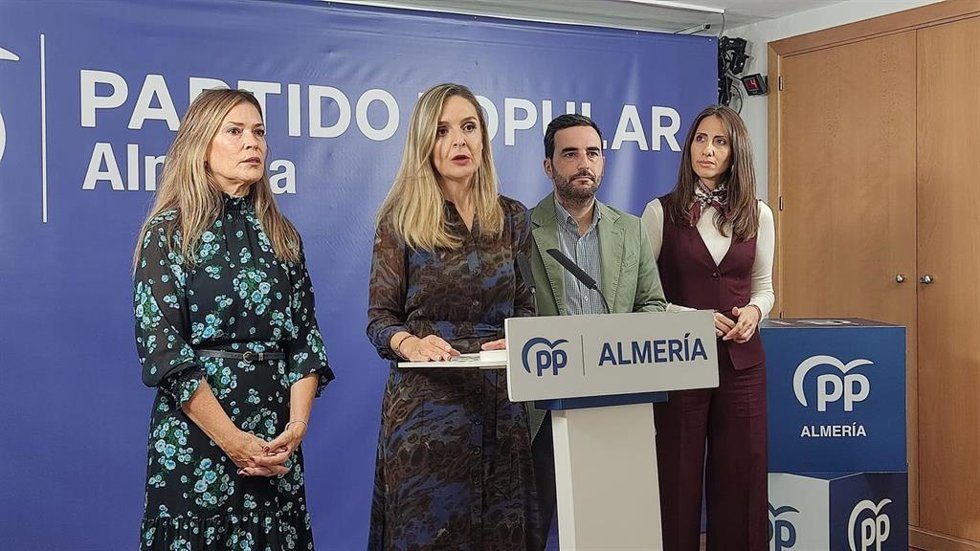 La diputada nacional por el PP de Almería Maribel Sánchez Torregrosa, acompañada por Ana Martínez Labella, la senadora Carmen Belén López y el portavoz del PP de Almería, Carlos Sánchez.