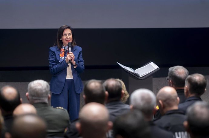 La ministra de Defensa, Margarita Robles, interviene durante la presentación del libro y exposición fotográfica 'Invencibles - XX Aniversario UME', en la Fábrica Nacional de Moneda y Timbre, a 10 de octubre de 2025, en Madrid (España). 