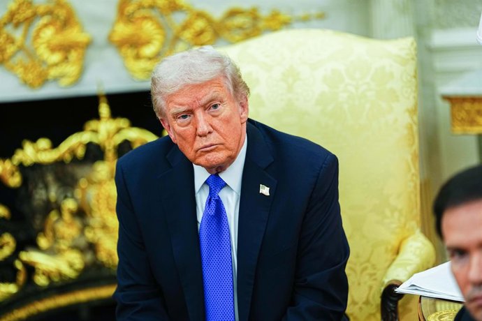 22 de outubro de 2025, Washington, Distrito de Columbia, EUA: O presidente dos Estados Unidos, Donald J. Trump, encontra-se com Mark Rutte, secretário-geral da Organização do Tratado do Atlântico Norte (OTAN), no Salão Oval da Casa Branca em Washington, D