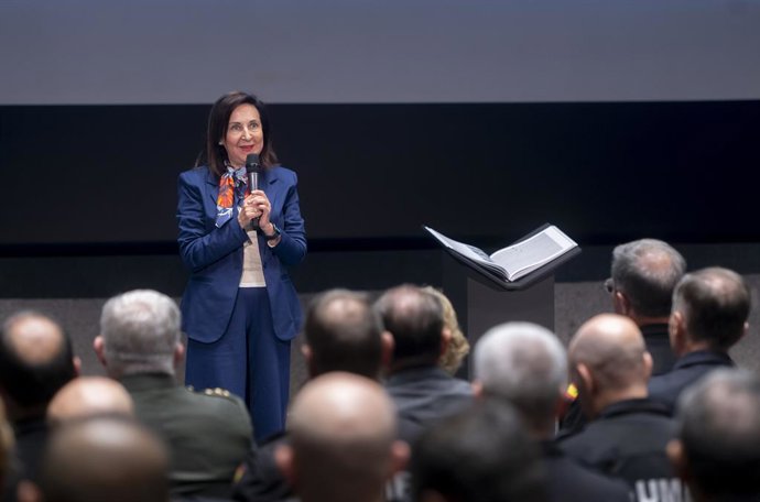 La ministra de Defensa, Margarita Robles, interviene durante la presentación del libro y exposición fotográfica 'Invencibles - XX Aniversario UME', en la Fábrica Nacional de Moneda y Timbre, a 10 de octubre de 2025, en Madrid (España). La UME ha presentad