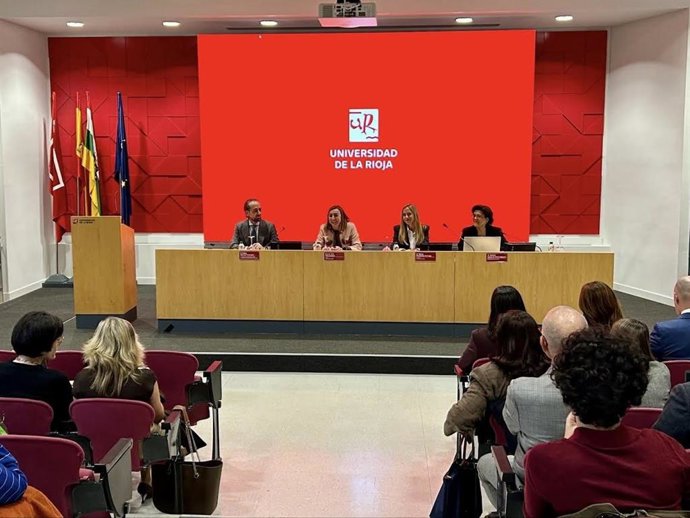 La presidenta del Parlamento interviene en la apertura de las II Jornadas Jurídicas de Vivienda