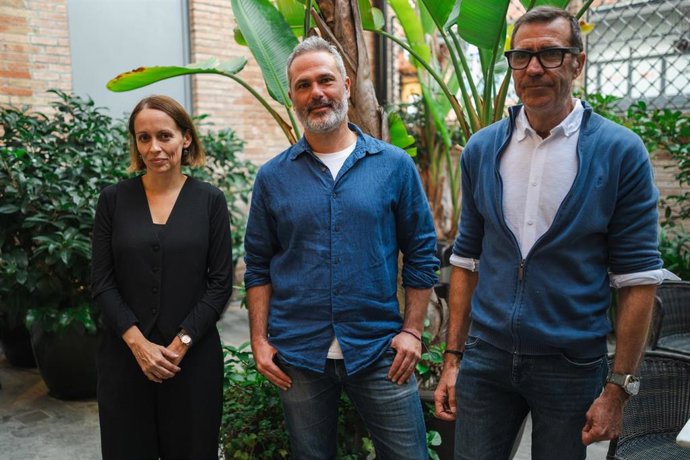 El periodista Xavier Aldekoa (c) y el director del Festival Suncine, Jaume Gil (d), posan durante la inauguración de la 32ª edición del Festival Suncine, en CaixaForum Barcelona, a 30 de octubre de 2025, en Barcelona, Catalunya (España). El Festival Inter