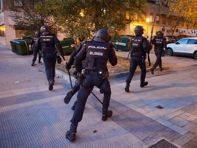 Agentes de las Unidades de Intervención Policial (UIP) intervienen durante los incidentes ocasionados por el acto que había convocado Vito Quiles en la Universidad de Navarra, a 30 de octubre de 2025, en Pamplona, Navarra (España). El activista Vito Quile