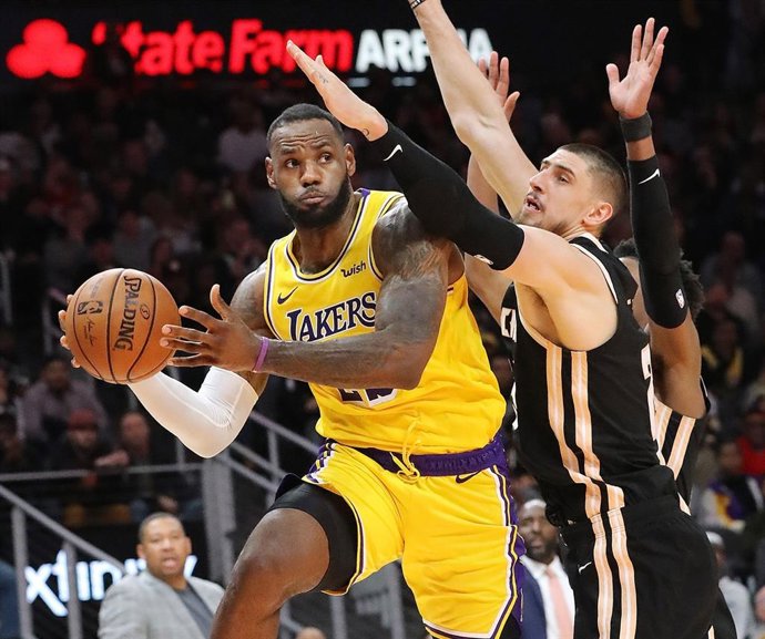 Archivo - Los Angeles Lakers LeBron James y Atlanta Hawks Alex Len