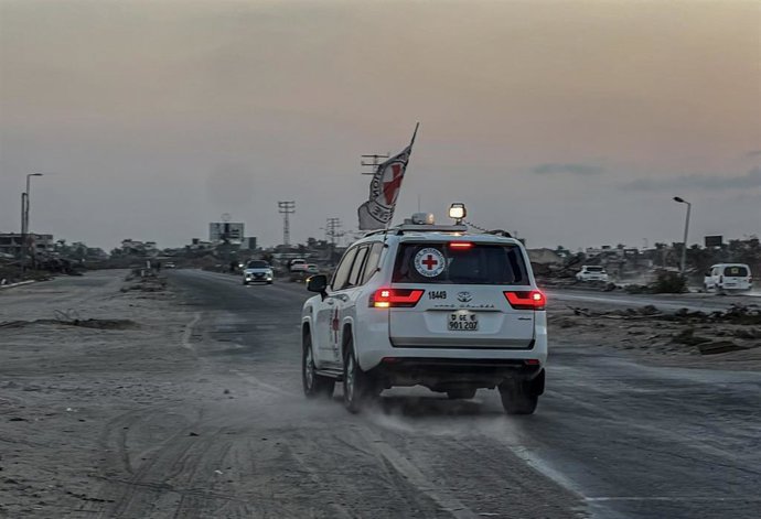 Un convoy de la Cruz Roja transporta los restos de un rehén entregado por Hamás