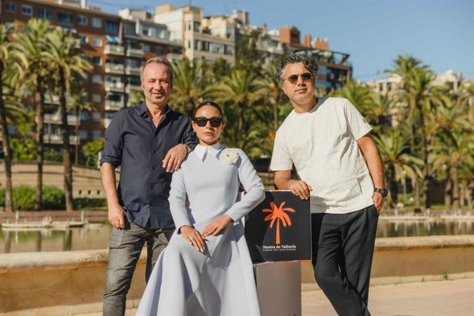 El director Rezan Yeşilbaş, acompañado de la actriz Selin Yeninci y el productor Mustafa Dak, ha presentado ‘The Flying Meatball Maker’ en la Mostra de València