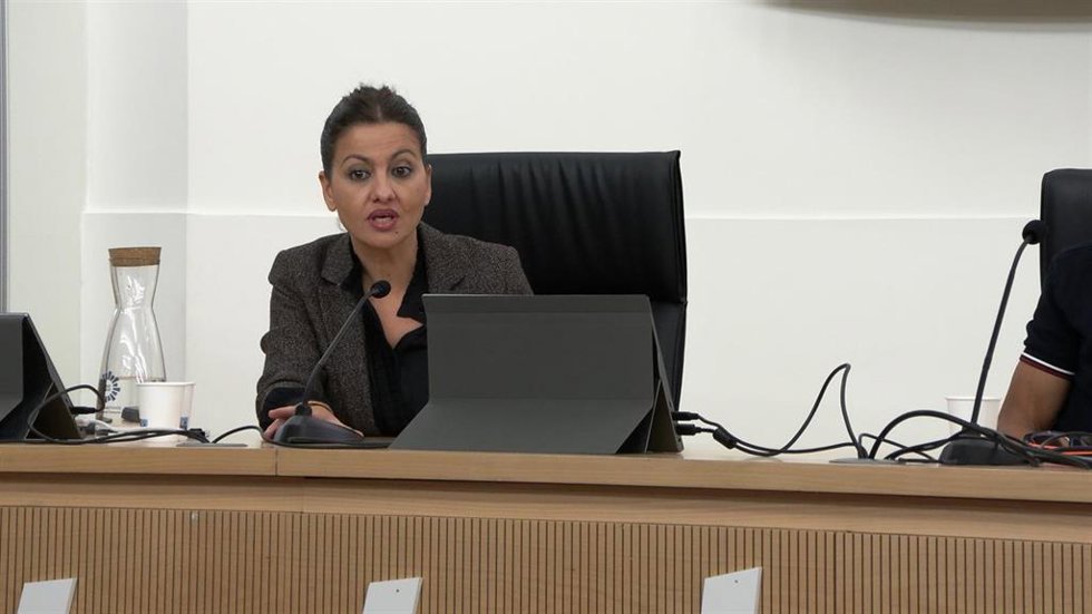 La ministra de Juventud e Infancia, Sira Rego, en el acto de cierre del Programa Comunidad Glocal 2025 organizado por la DPZ en la Falcultad de Educación de la Universidad de Zaragoza junto al actor Ahmed Younoussi y la periodista Ana Usieto.
