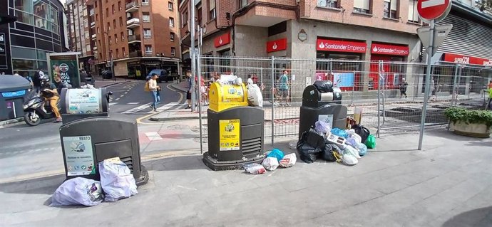 Basura fuera de los contenedores de recogida neumática en Barakaldo.