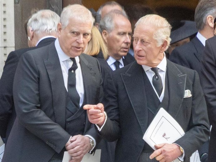 Archivo - EL PRÍNCIPE ANDRÉS JUNTO AL REY CARLOS DE INGLATERRA