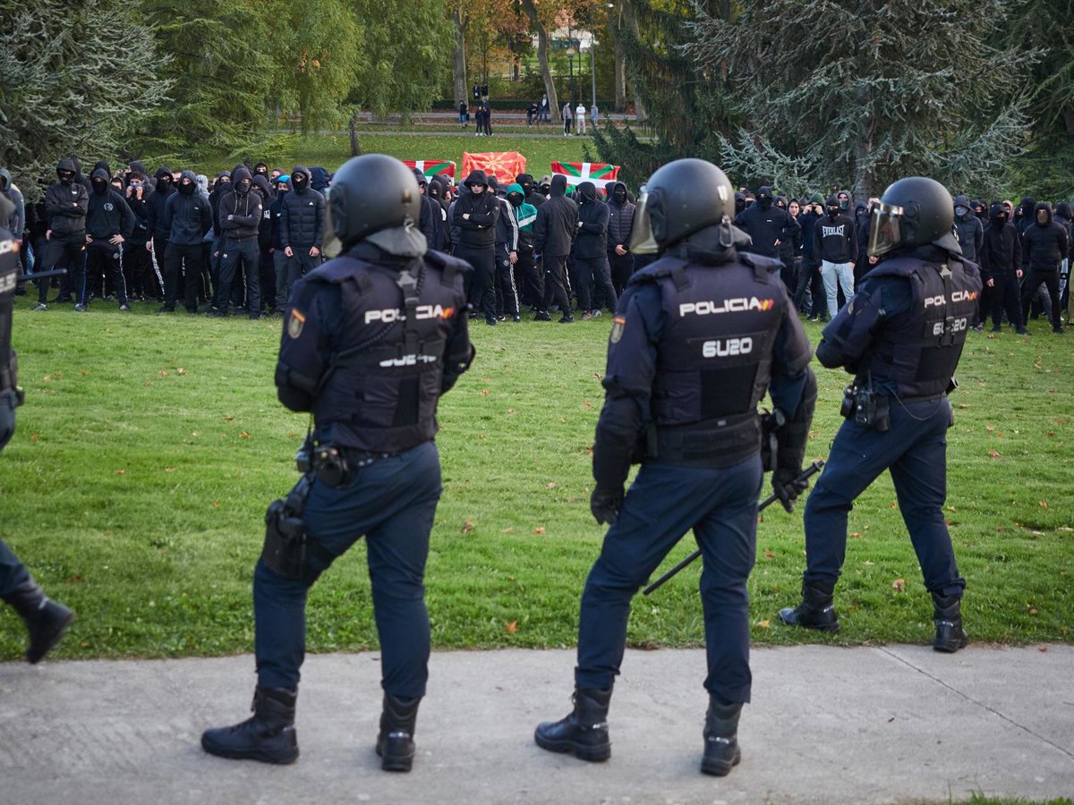 Al menos cuatro policías y un periodista heridos en los altercados en Pamplona