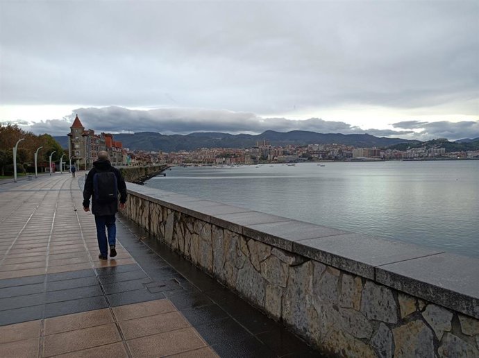 Un hombre pasea sobre el suelo mojado en Getxo (Bizkaia)