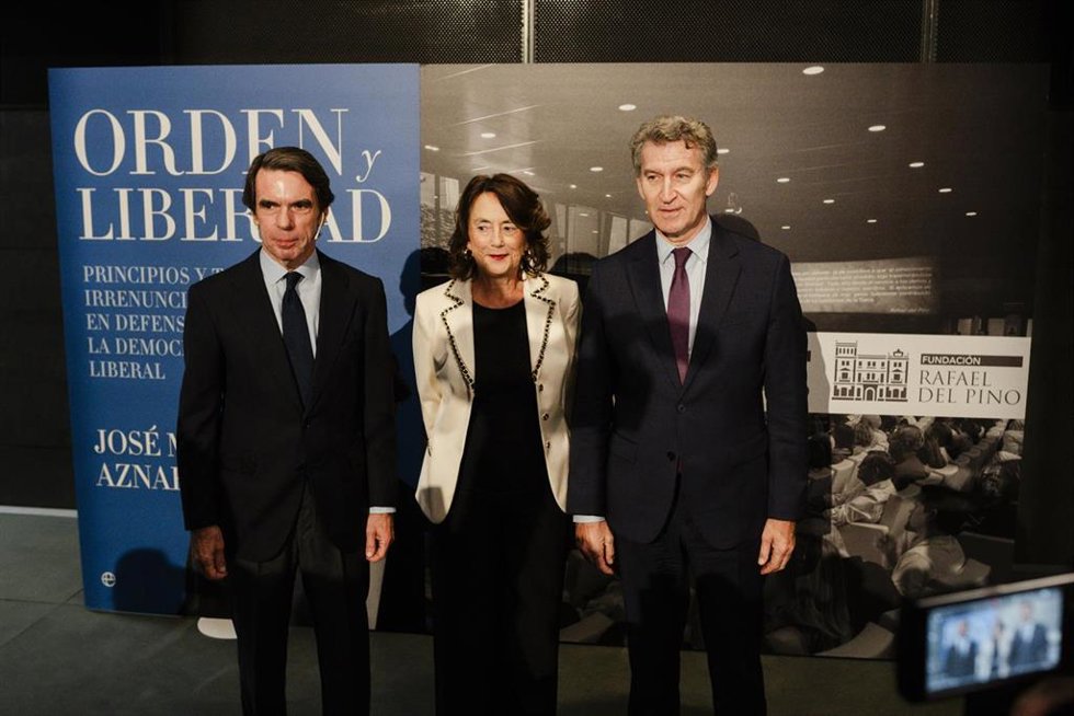 El expresidente del Gobierno, José María Aznar (i) y el presidente del PP, Alberto Núñez Feijóo (d), posan antes de la presentación de su libro Orden y Libertad, en el Auditorio Rafael del Pino, a 30 de octubre de 2025, en Madrid (España). En Orden y