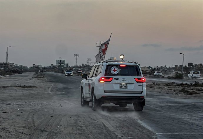 30 de outubro de 2025, Cidade de Gaza, Faixa de Gaza, Território Palestino: A Cruz Vermelha transporta o corpo de um refém falecido, que estava preso em Gaza desde o ataque mortal de 7 de outubro de 2023 contra Israel pelo Hamas, depois de ter sido entreg
